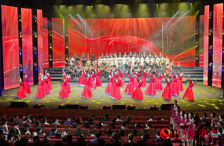 圖為開場歌舞表演《紅旗頌》。人民網(wǎng)記者 富子梅攝