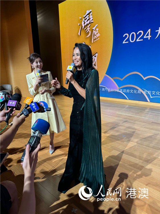 圖為歌手韋唯接受采訪表示，“雙慶”之際登臺獻演意義非凡。人民網(wǎng)記者 富子梅攝