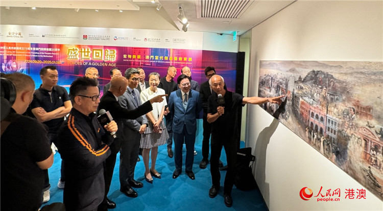 圖為參展藝術(shù)家和策展人共同為觀展嘉賓導(dǎo)覽。人民網(wǎng)記者 富子梅攝