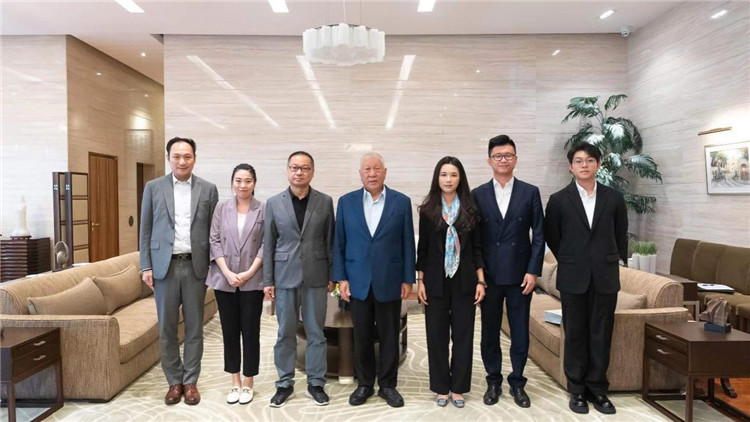 圖為全國政協(xié)副主席何厚鏵（中）接見澳門青服中心黃永曦（左三）一行。澳門青服中心供圖