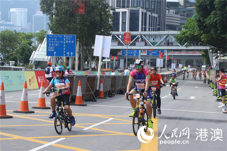 圖2.推廣親子同樂的家庭單車樂項(xiàng)目舉行。人民網(wǎng) 陳曉琳 攝