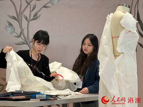 圖為參與工作坊的澳門青年認真實踐。人民網(wǎng)記者 富子梅攝