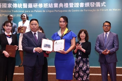 圖為季先崢為學員頒發(fā)結業(yè)證書。主辦方供圖