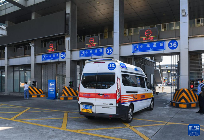 10月31日，救護(hù)車(chē)從深圳灣口岸出境。新華社記者 毛思倩 攝