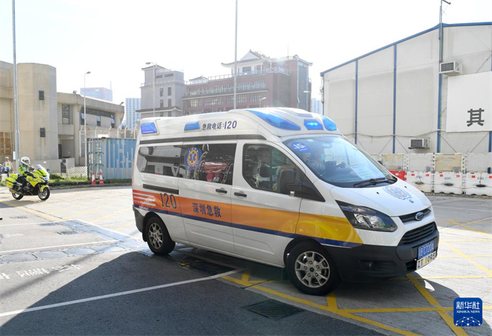 10月31日，一輛參與演練的深圳救護(hù)車(chē)駛?cè)胂愀弁烷T(mén)醫(yī)院。新華社記者 陳鐸 攝