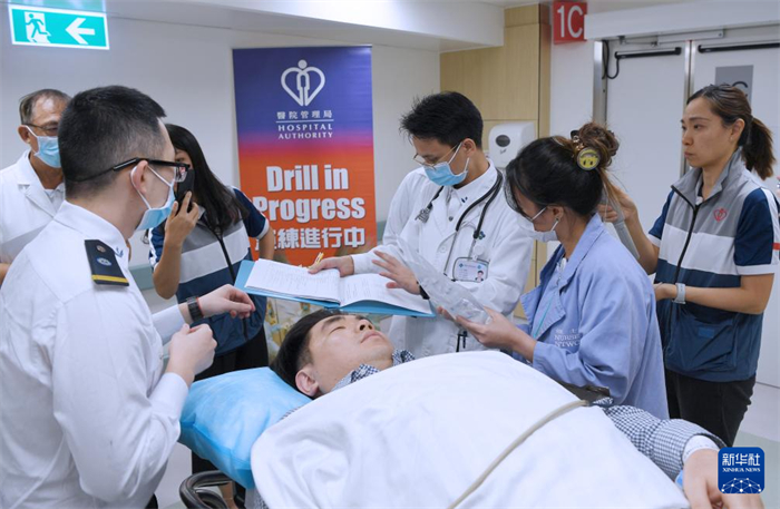 10月31日，在香港屯門(mén)醫(yī)院，工作人員接治“患者”。新華社記者 陳鐸 攝