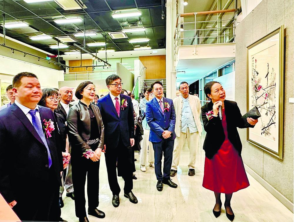圖為澳門中聯(lián)辦宣文部部長萬速成、澳門基金會行政委員會代主席鐘怡等參觀展覽。（主辦方供圖）