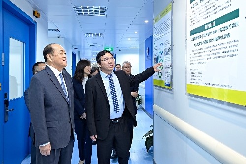 圖為賀一誠(chéng)參觀澳門中藥檢測(cè)中心。澳門大學(xué)供圖