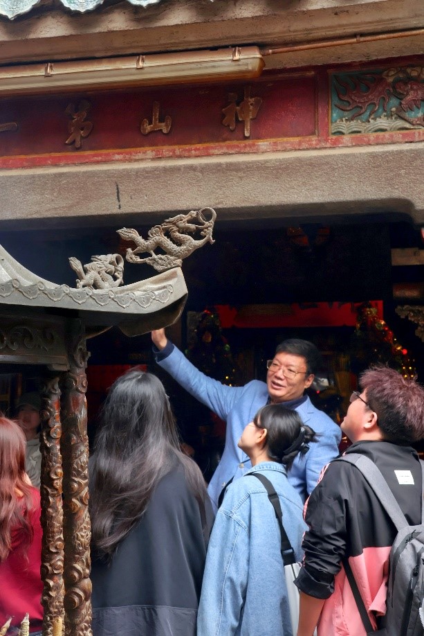 圖為趙強老師在現(xiàn)場為同學們講解。澳門城市大學供圖