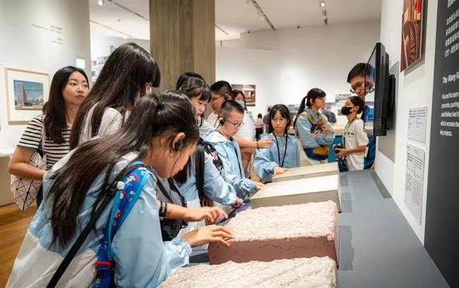 圖為學(xué)員到訪香港參觀專題展覽。（澳門特區(qū)文化局供圖）