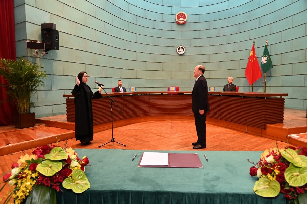 澳門特區(qū)終審法院院長宋敏莉（左）在行政長官監(jiān)誓下宣誓就職。終審法院院長辦公室供圖