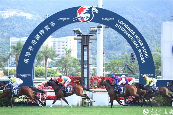當(dāng)日首場焦點(diǎn)賽事“浪琴香港瓶”。人民網(wǎng) 吳宇揚(yáng)揚(yáng)攝
