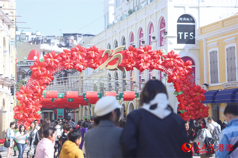 澳門特區(qū)大街小巷披紅掛彩，洋溢喜慶氣氛。（人民網(wǎng) 吳宇揚揚 攝）