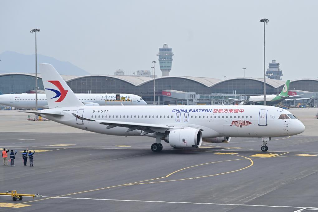 2025年1月1日，東航C919客機(jī)準(zhǔn)備從香港國(guó)際機(jī)場(chǎng)起飛。新華社記者 朱煒 攝