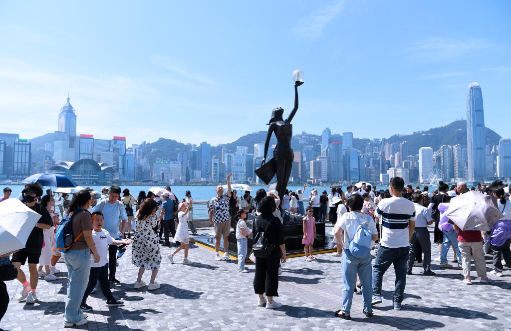 游客在香港尖沙咀游覽（2024年10月3日攝）。新華社記者 陳鐸 攝