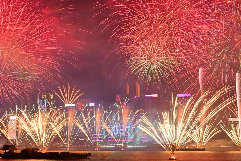 2025年1月1日凌晨，煙花在香港維多利亞港上空綻放，迎接2025年的到來。新華社記者 朱煒 攝