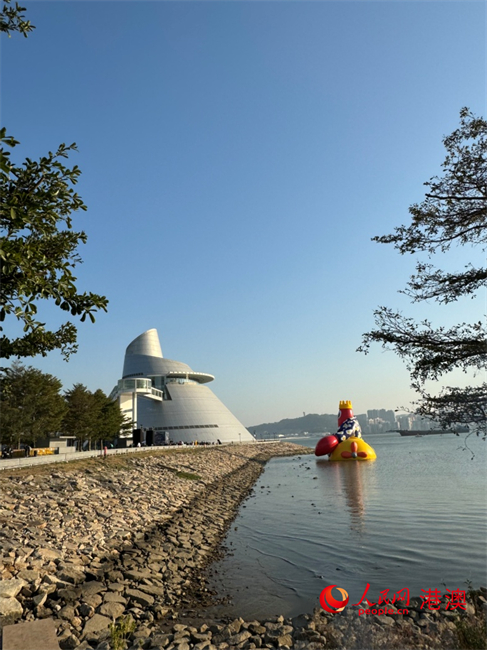 “龍蝦先生”讓觀眾聚焦澳門(mén)海岸線，欣賞海濱城市的獨(dú)特美景。（本報(bào)記者富子梅攝）