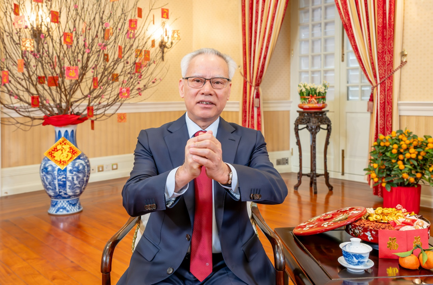 圖為澳門特區(qū)行政長官岑浩輝向全體澳門市民和一直以來關(guān)心支持澳門發(fā)展的各位朋友們致以新春祝福。澳門特區(qū)政府新聞局供圖