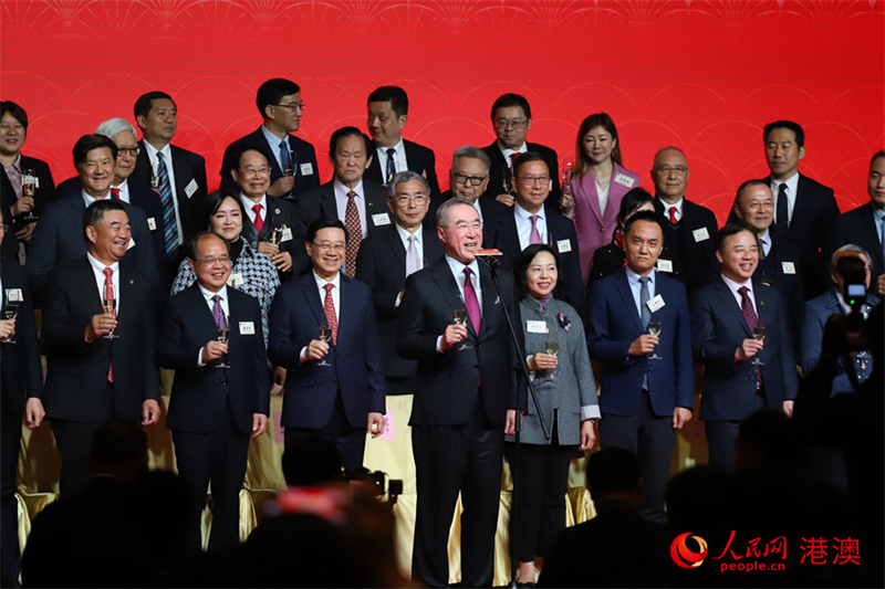 香港江蘇社團(tuán)總會(huì)創(chuàng)會(huì)會(huì)長(zhǎng)唐英年致祝酒辭。（人民網(wǎng) 吳宇揚(yáng)揚(yáng) 攝）