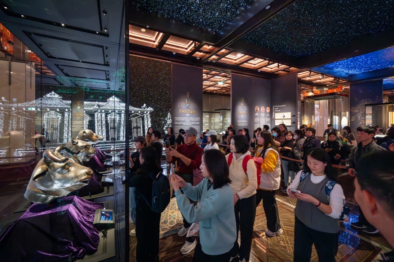 圖為觀眾們近距離欣賞精美展品。澳門(mén)保利美高梅博物館供圖