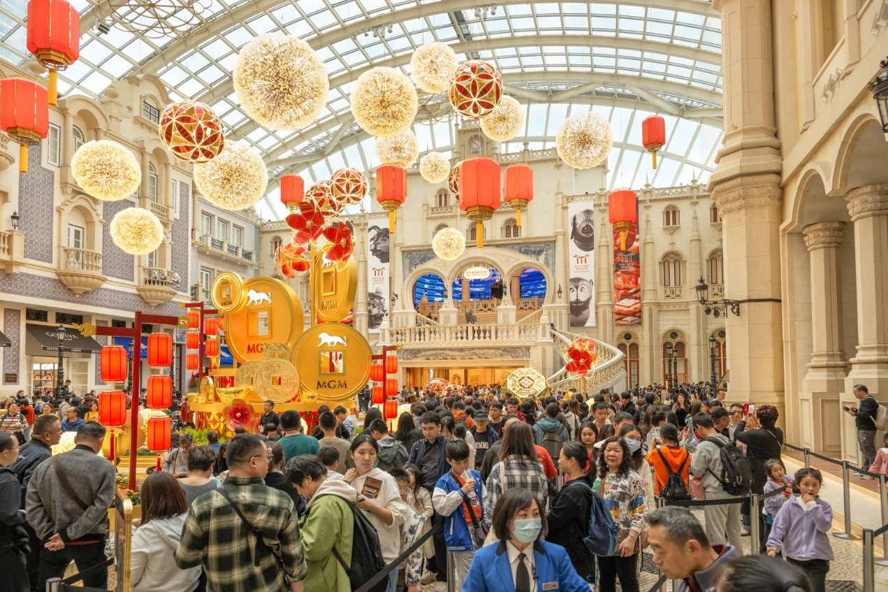 圖為春節(jié)期間博物館每日入場(chǎng)人數(shù)破萬(wàn)的排隊(duì)場(chǎng)景。澳門(mén)保利美高梅博物館供圖