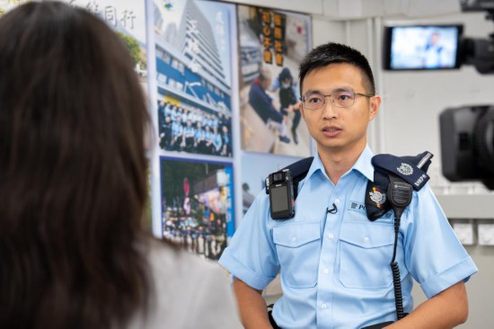 9月12日，香港港島總區(qū)機(jī)動(dòng)部隊(duì)第二小隊(duì)署理警署警長(zhǎng)李毅群在北角警署接受記者采訪。新華社記者 朱煒 攝