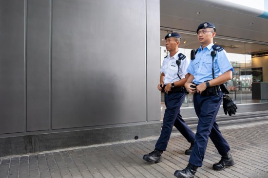 9月12日，配備國(guó)產(chǎn)新槍的警員在香港街頭巡邏。新華社記者 朱煒 攝