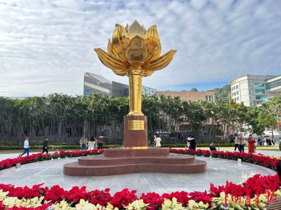 澳門金蓮花廣場(chǎng)上已經(jīng)擺上鮮花，喜迎澳門回歸祖國(guó)25周年。中青報(bào)·中青網(wǎng)記者 寧迪/攝