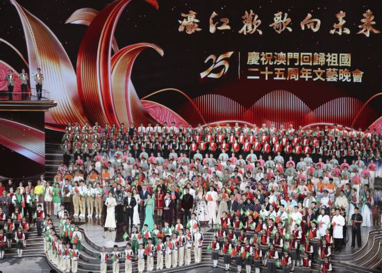 12月19日，慶祝澳門(mén)回歸祖國(guó)25周年文藝晚會(huì)在澳門(mén)舉行。新華社記者 姚琪琳 攝