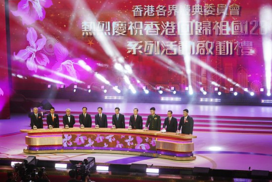 6月30日，嘉賓在香港體育館共同拉開慶祝香港回歸祖國28周年活動(dòng)序幕。新華社發(fā)（王申攝）