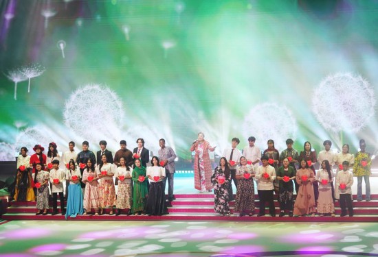 6月30日，“星耀紫荊慶回歸”晚會(huì)在香港體育館上演。新華社發(fā)（王申攝）